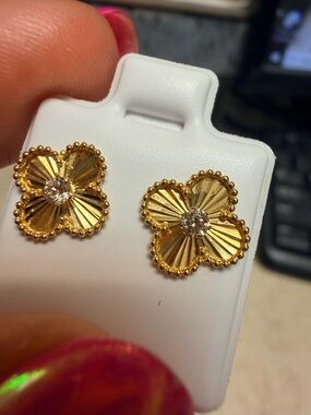 18K/750 Gold Floral Stud Earrings with 0.05 carats each diamonds